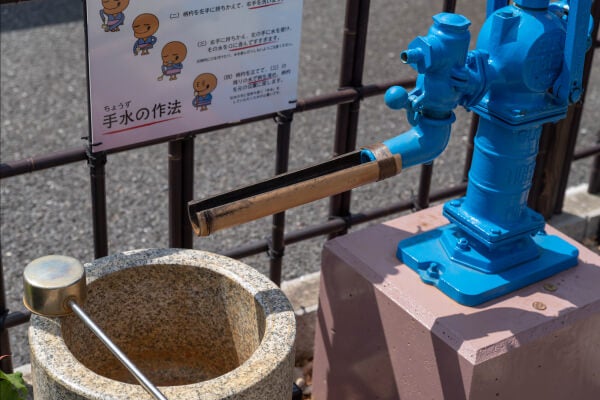手水のやり方は看板を見る