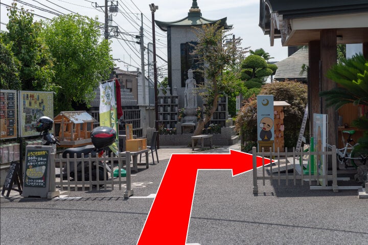 正門玄関へ向かう