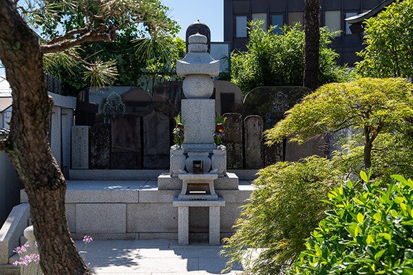 御廟所（2002年(平成14年)11月17日 第35世日宏上人 建立）