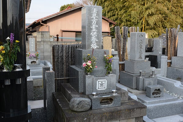 法界萬霊供養塔（1962年(昭和37年)8月16日 第33世日寛上人 建立）