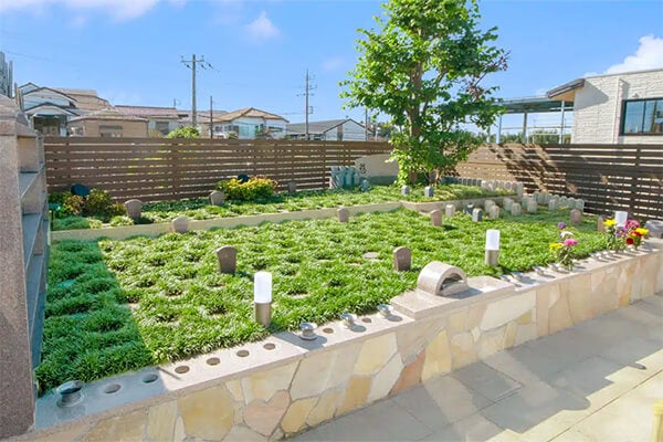 樹木葬慈愛（2012年(平成24年)9月 第35世日宏上人 建立）