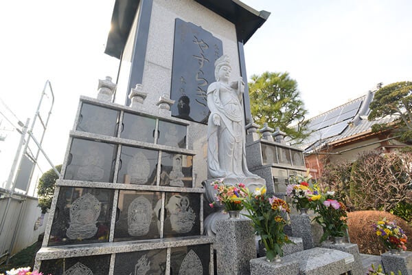 境内 永代供養墓やすらぎ（2009年(平成21年)3月 第35世日宏上人 建立）/ やすらぎ五輪塔 （2010年(平成22年)9月 第35世日宏上人 建立）