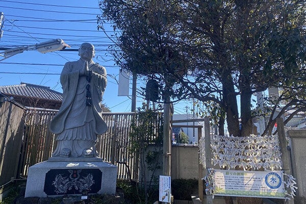 日蓮聖人石像（2015年(平成27年)10月28日 第35世日宏上人 建立）