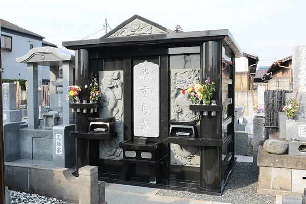 市川聖地苑内 永代供養墓やすらぎ（2003年(平成15年)12月 第35世日宏上人 建立）