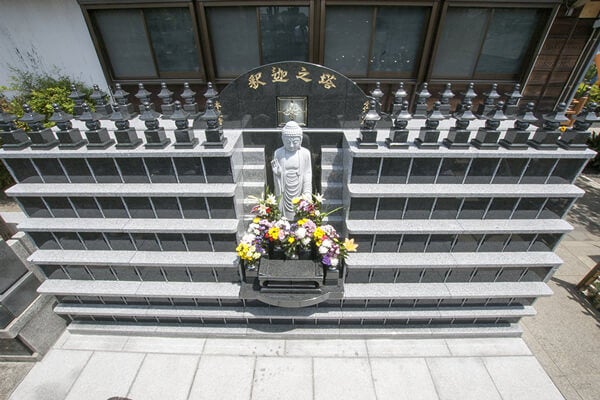 本堂横 釈迦之塔（2016年(平成28年)3月 第35世日宏上人 建立）