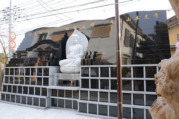 客殿前 釈迦之塔（2012年(平成24年)12月 第35世日宏上人 建立）