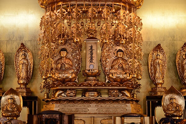 本堂内 中央 一塔両尊（1788年(天明8年)4月8日 第19世日正(日荘)上人 再興）