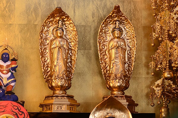 本堂内 中央 浄行菩薩・安立行菩薩（約150年前 第23世日理上人 再興）