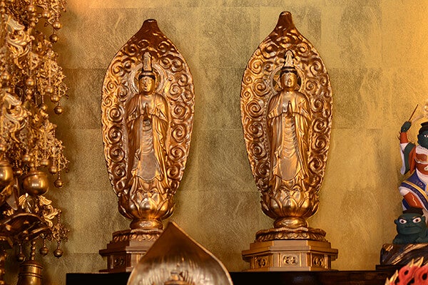 本堂内 中央 上行菩薩・無辺行菩薩（約150年前 第23世日理上人 再興）