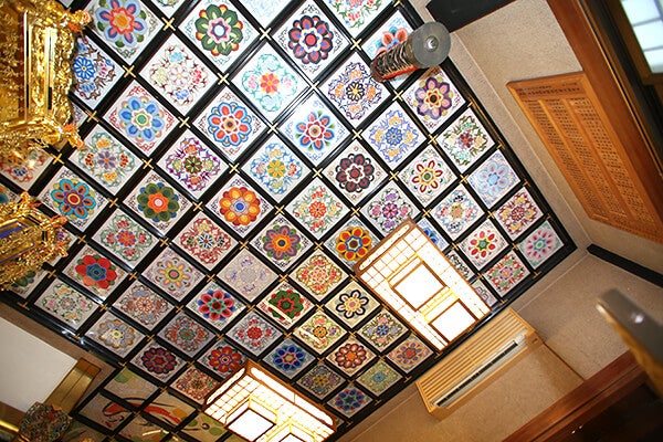 本堂（外陣 供養所）格天井の仏画「花弁」2019年(令和1年)7月奉納