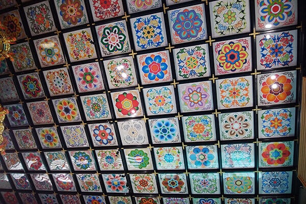 本堂（外陣 祈祷所）格天井の仏画「花弁」2021年(令和3年)3月奉納