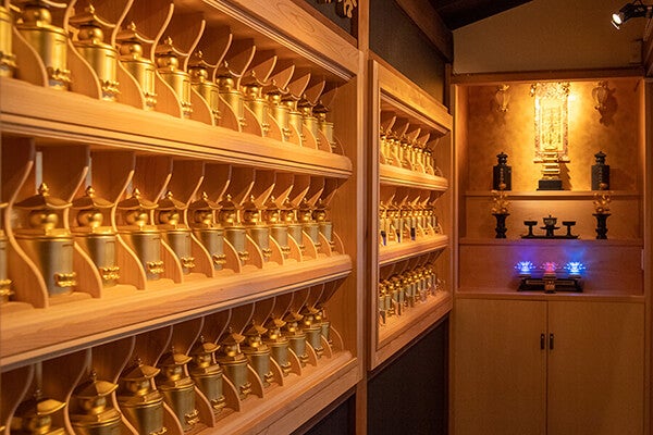 本堂金剛五輪塔（2016年(平成28年)3月 第35世日宏上人 建立）