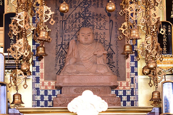 本堂内 右 日胤上人