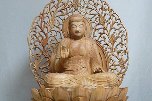 釈迦如来坐像（光胤山本光寺所蔵） 総高90㎝ 材質 楠