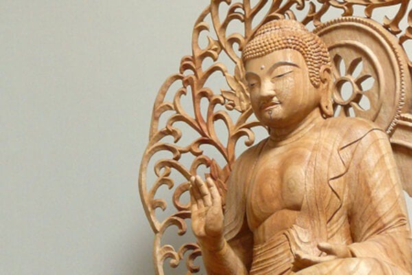 釈迦如来坐像（光胤山本光寺所蔵） 総高90㎝ 材質 楠